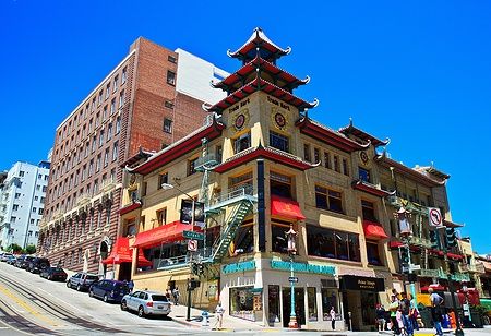Edificio orientale a Chinatown, San Francisco, con tetti rossi e dettagli decorativi.