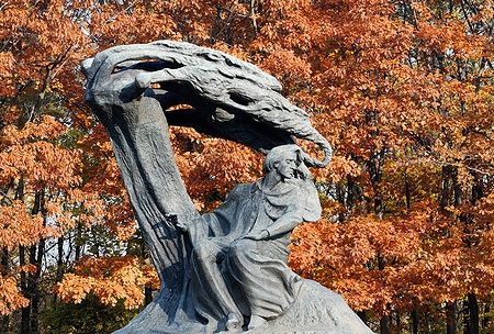 Monumento a Chopin circondato da alberi autunnali nel Parco Łazienki, Varsavia.