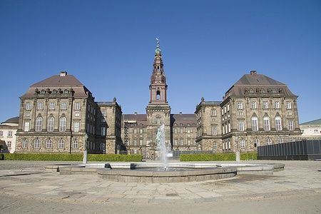 Vista su Christiansborg Palace a Copenaghen, con fontana in primo piano.