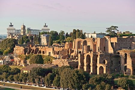 Il Circo Massimo e il monumento a Vittorio Emanuele al tramonto.