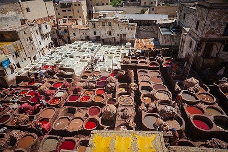 Concerie di Fes, Marocco, con vasche colorate per la tintura del cuoio.