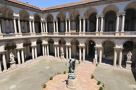 Cortile interno della Pinacoteca di Brera con statua di Napoleone.