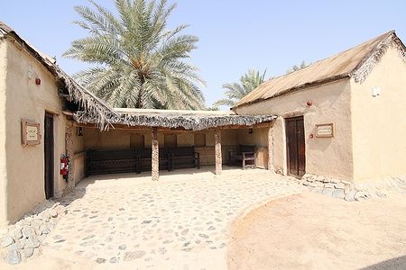 Cortile nel villaggio storico di Hatta Heritage Village a Dubai con edifici tradizionali.