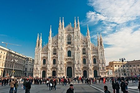 La folla ammira il Duomo di Milano in una giornata soleggiata.