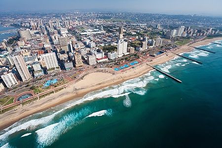 Vista aerea di Durban, Sud Africa, con spiagge e skyline urbano.