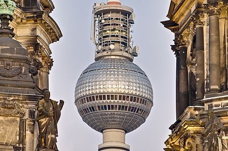 La Fernsehturm di Berlino vista tra edifici storici.