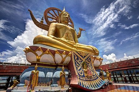 Statua del grande Buddha nel tempio Wat Phra Yai, Koh Samui, Thailandia.