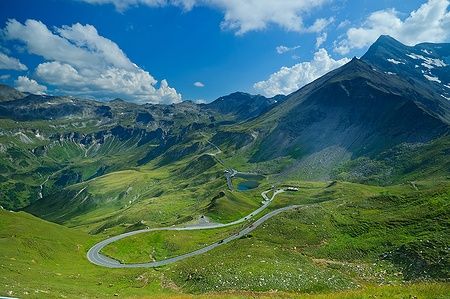 Vista aerea della strada Grossglockner tra le montagne austriache.