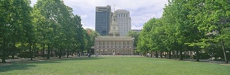 Independence Hall a Philadelphia con prato e alberi circostanti.