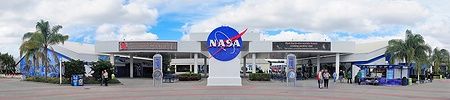 Entrata del Kennedy Space Center Visitor Complex con logo NASA e palme.