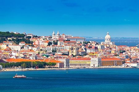Skyline di Lisbona visto da Almada con fiume Tago e tetti rossi.