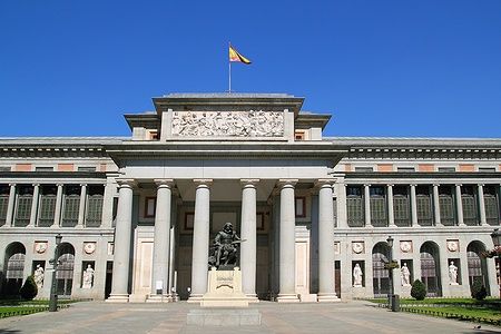 Facciata del Museo del Prado a Madrid con statua di Velázquez.