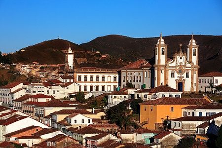 Vista della chiesa de Nossa Senhora do Carmo e delle case storiche a Ouro Preto, Brasile.