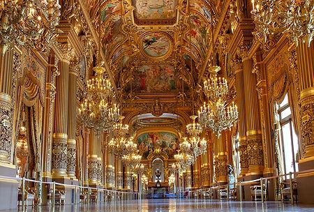 Interno dorato dell'Opera Garnier con candelabri e decorazioni elaborate.