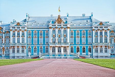 Palazzo di Caterina a Tsarskoe Selo con facciata azzurra e dettagli dorati.