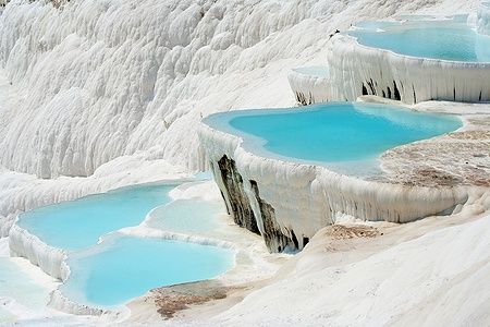 Piscine naturali di Pamukkale con acque turchesi e travertino bianco.