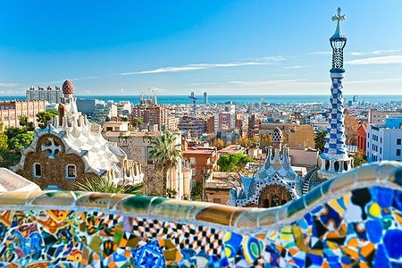 Vista di Barcellona dal Park Güell con i mosaici di Gaudí in primo piano.