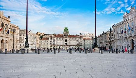 Piazza Unità d'Italia a Trieste con edifici storici e cielo sereno.