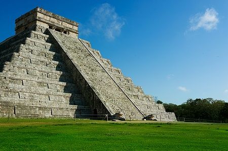 La piramide Maya di Chichen Itza in Messico sotto un cielo azzurro.