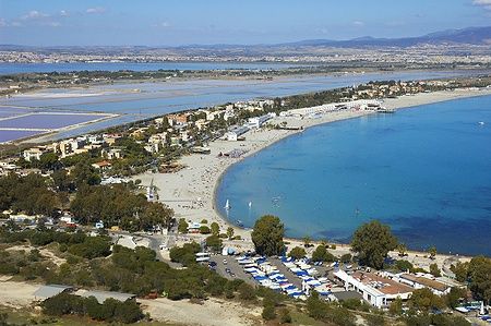 Vista panoramica del Poetto a Cagliari, Sardegna, con spiaggia e mare blu.