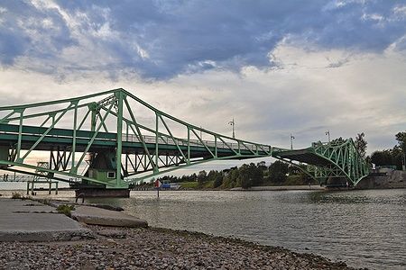 Ponte levatoio verde sopra un fiume a Liepaja in Lettonia.