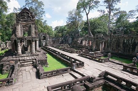 Il tempio Preah Khan a Siem Reap, Cambogia, circondato da vegetazione.
