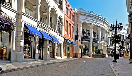 Rodeo Drive a Beverly Hills con boutique di lusso e architettura elegante.