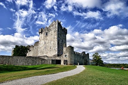 Castello medievale sotto un cielo azzurro a Ross Castle, Killarney.