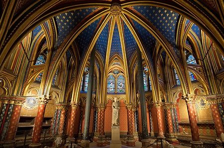 Interno della Sainte-Chapelle a Parigi con vetrate colorate e architettura gotica.
