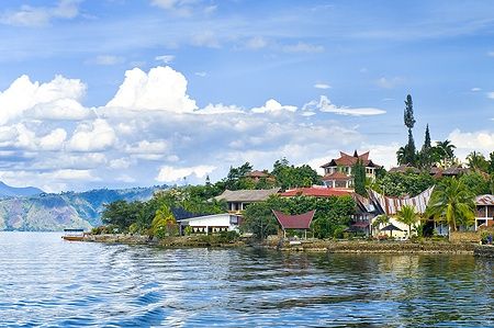 Vista di un villaggio costiero sull'isola di Samosir nel Lago Toba.