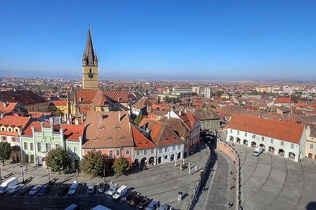 Vista aerea di Sibiu, Romania, con edifici storici e una cattedrale.