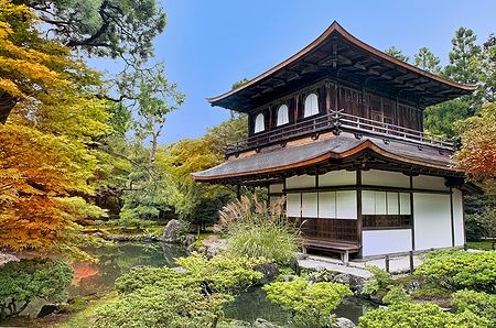 Silver Pavilion Ginkaku-ji a Kyoto con foliage autunnale.