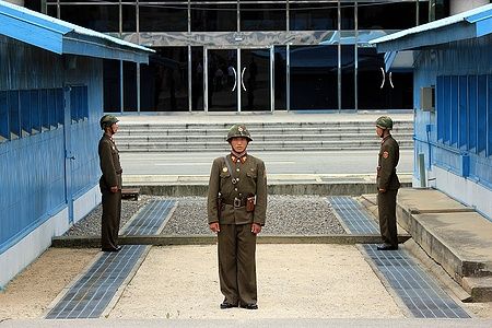 Soldato nordcoreano vicino al confine nella DMZ di Panmunjeom.