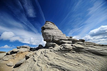 La famosa Sphinx di Bucegi in Romania sotto un cielo azzurro.