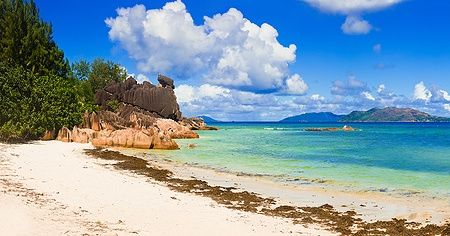 Spiaggia tropicale sull'isola di Curieuse, Seychelles con sabbia bianca e mare blu.
