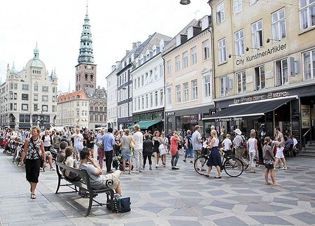 Persone passeggiano in Strøget a Copenhagen in un'affollata giornata estiva di shopping.