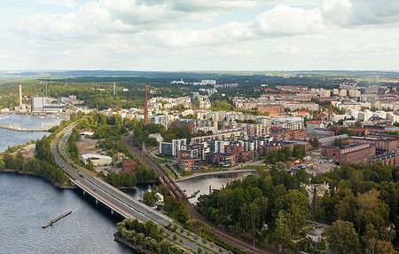 Vista aerea di Tampere, Finlandia, con edifici e corsi d'acqua.
