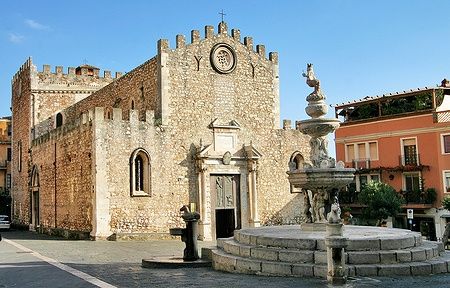 La Cattedrale di San Nicola e la Fontana del Tauro a Taormina, Sicilia.