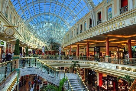 Interno del Trafford Centre a Manchester con galleria e soffitto in vetro.
