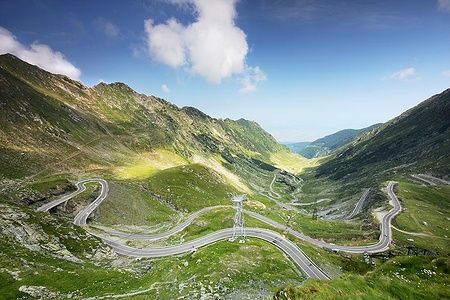 Strada Transfagarasan in Romania con vista montuosa e cielo blu.