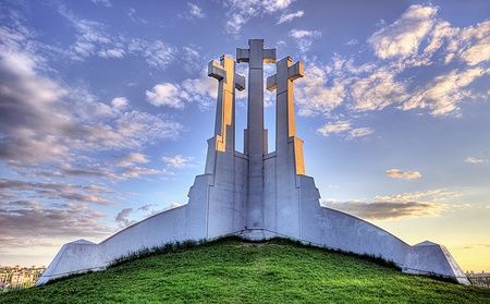 Le Tre Croci su una collina a Vilnius sotto un cielo parzialmente nuvoloso.