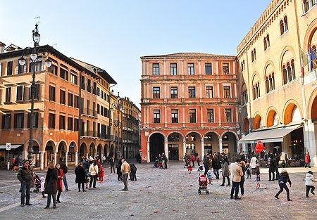 Piazza dei Signori a Treviso con persone che camminano nel 2011.
