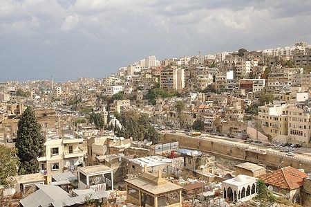 Vista sulla città di Tripoli, Libano, con edifici su colline.