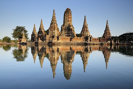 Il tempio Wat Chaiwatthanaram ad Ayutthaya riflesso nelle acque tranquille.