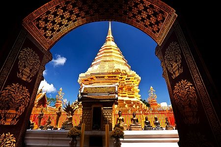 Vista sullo stupa dorato del Wat Phrathat Doi Suthep a Chiang Mai.