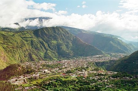 Panorama di Baños, Ecuador, con montagne verdi e cielo nuvoloso.