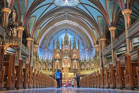Interno della Basilica di Notre-Dame a Montreal con decorazioni elaborate e cupola.