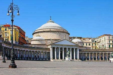 Basilica di San Francesco di Paola in Piazza del Plebiscito a Napoli.