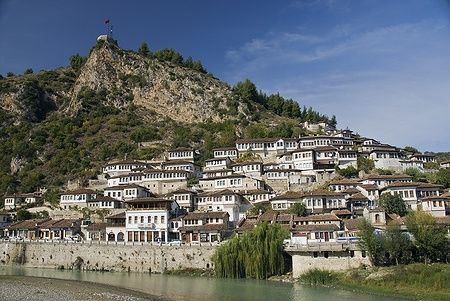 Case ottomane storiche a Berat, Albania, sotto il castello su una collina.