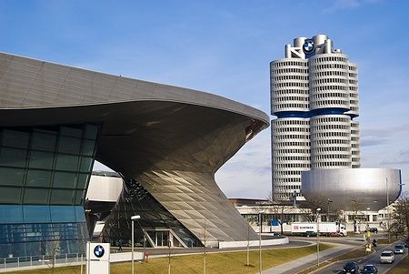 BMW Welt e torre BMW a Monaco visti dall'Olympiapark.